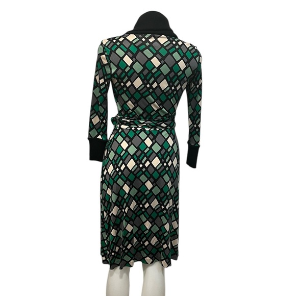 Diane VonFurstenburg Zerlinda silk jersey wrap dress in geometric print size 2 - Picture 2 of 7